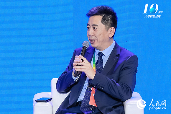 西安交通大學(xué)黨委常委、副校長(cháng)洪軍出席圓桌論壇并發(fā)言。